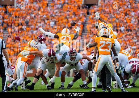 19 octobre 2024 : James Pearce Jr. #27 des Tennessee Volunteers défend contre une tentative de but lors du match de football de la NCAA entre les volontaires de l'Université du Tennessee et l'Université de l'Alabama Crimson Tide au Neyland Stadium de Knoxville TN Tim Gangloff/CSM Banque D'Images