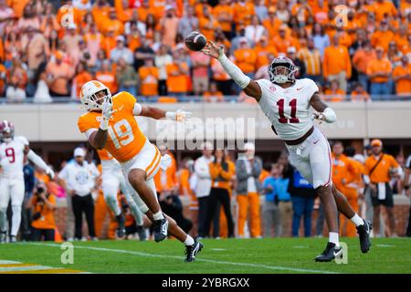 19 octobre 2024 : Jihaad Campbell #11 de l'Alabama Crimson Tide dévie une passe prévue par Holden Staes #19 des volontaires du Tennessee lors du match de football NCAA entre les volontaires de l'Université du Tennessee et l'Université de l'Alabama Crimson Tide au stade Neyland à Knoxville TN Tim Gangloff/CSM Banque D'Images