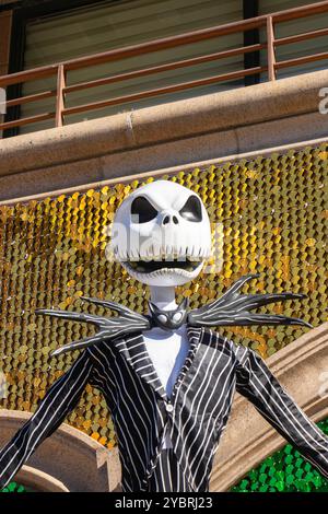 Modèle squelette d'halloween de Jack Skellington du film Tim burton Nightmare Before christmas devant le magasin New York City, NYC, USA Banque D'Images