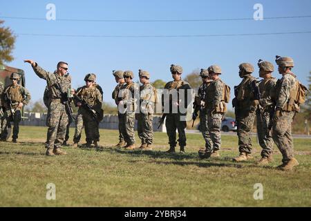 Les Marines des États-Unis avec Echo Company, 2e bataillon, 25e régiment de Marines, effectuent un exercice de tir et de déplacement d'armes à Fort Indiantown Gap, Pennsylvanie, Oct. 19, 2024. L'exercice fait partie d'une nouvelle norme d'entraînement du corps des Marines appelée le programme d'entraînement au tir d'infanterie qui vise à améliorer la létalité des Marines dans les situations de combat. (Photo de la Garde nationale de l'armée américaine par le sergent du-Marc E. Mills) Banque D'Images