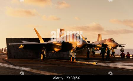 Deux F-35C Lightning IIS, rattachés à l'Argonauts of Strike Fighter Squadron (VFA) 147, se préparent à décoller du pont d'envol du porte-avions de classe Nimitz USS George Washington (CVN) 73 alors qu'ils sont en route dans l'océan Pacifique, le 17 octobre 2024. En tant que partie intégrante de la flotte américaine du Pacifique, la 3rd Fleet exploite des forces navales dans l’Indo-Pacifique en plus de fournir une formation réaliste et pertinente nécessaire pour exécuter sans faille les rôles intemporels de notre marine en matière de contrôle maritime et de projection de puissance. La 3rd Fleet des États-Unis travaille en étroite coordination avec d'autres flottes numérotées pour fournir aux commandants des capabs Banque D'Images