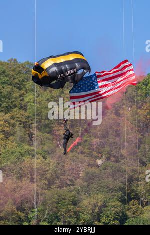 Le sergent de 1re classe Morgan George de l'équipe de parachutistes de l'armée américaine saute le drapeau américain lors du Bridge Day le 19 octobre 2024. Le saut faisait partie d'une démo effectuée lors des événements Bridge Day au New River gorge Bridge à Fayetteville, W. Va. (U.S. Photo de l'armée par Megan Hackett) Banque D'Images