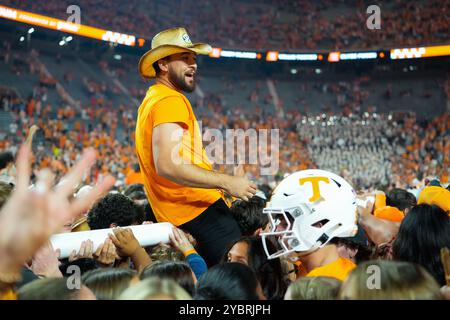 19 octobre 2024 : un fan des bénévoles du Tennessee monte le poteau de but après le match de football de la NCAA entre les bénévoles de l'Université du Tennessee et l'Université de l'Alabama Crimson Tide au Neyland Stadium de Knoxville TN Tim Gangloff/CSM Banque D'Images