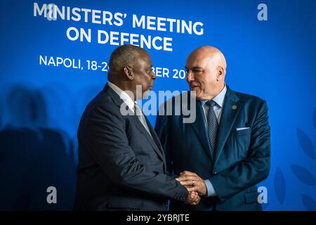 Le secrétaire à la Défense Lloyd J. Austin III accueille le ministre italien de la Défense Guido Crosetto lors de la toute première réunion des ministres de la Défense du G7 à Naples, Italie, le 19 octobre 2024. (Photo DOD de Chad J. McNeeley) Banque D'Images