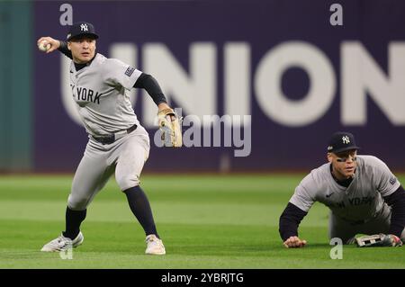 Cleveland, États-Unis. 19 octobre 2024. Alex Verdugo, le joueur de gauche des Yankees de New York, lance la balle après avoir heurté le joueur de terrain central Aaron Judge après avoir tenté d'attraper une balle volante des Gardiens de Cleveland David Fry dans la cinquième manche du cinquième match de la MLB ALCS au progressive Field à Cleveland, Ohio, le samedi 19 octobre 2024. Photo de Aaron Josefczyk/UPI crédit : UPI/Alamy Live News Banque D'Images
