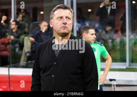 Milan, Italie. 19 octobre 2024. Italie, Milan, 2024 10 19 : Kosta Runjaic (entraîneur-chef d'Udinese) marche dans le banc avant le coup d'envoi pendant le match de football AC Milan vs Udinese, Serie A Tim 2024-2025 jour 8, San Siro StadiumItalie, Milan, 2024 10 19 : AC Milan vs Udinese, Serie A Tim 2024/2025 jour 8 au stade San Siro. (Photo de Fabrizio Andrea Bertani/Pacific Press) crédit : Pacific Press Media production Corp./Alamy Live News Banque D'Images