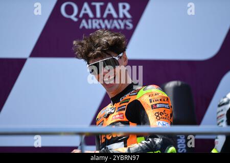 MELBOURNE, AUSTRALIE. 20 octobre 2024. Sur la photo : Fermin Aldeguer, #54 en Espagne, qui roule pour SpeedUp Racing célèbre avoir remporté l'Australian Moto2 Race sur le podium au Qatar Airways Australian Motorcycle Grand Prix 2024 qui s'est tenu sur le circuit de Phillip Island. Crédit : Karl Phillipson/Alamy Live News Banque D'Images