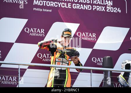 MELBOURNE, AUSTRALIE. 20 octobre 2024. Sur la photo : Fermin Aldeguer, #54 en Espagne, qui roule pour SpeedUp Racing célèbre avoir remporté l'Australian Moto2 Race sur le podium au Qatar Airways Australian Motorcycle Grand Prix 2024 qui s'est tenu sur le circuit de Phillip Island. Crédit : Karl Phillipson/Alamy Live News Banque D'Images