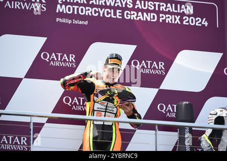 MELBOURNE, AUSTRALIE. 20 octobre 2024. Sur la photo : Fermin Aldeguer, #54 en Espagne, qui roule pour SpeedUp Racing célèbre avoir remporté l'Australian Moto2 Race sur le podium au Qatar Airways Australian Motorcycle Grand Prix 2024 qui s'est tenu sur le circuit de Phillip Island. Crédit : Karl Phillipson/Alamy Live News Banque D'Images