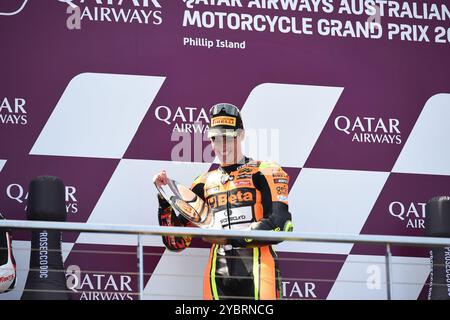 MELBOURNE, AUSTRALIE. 20 octobre 2024. Sur la photo : Fermin Aldeguer, #54 en Espagne, qui roule pour SpeedUp Racing célèbre avoir remporté l'Australian Moto2 Race sur le podium au Qatar Airways Australian Motorcycle Grand Prix 2024 qui s'est tenu sur le circuit de Phillip Island. Crédit : Karl Phillipson/Alamy Live News Banque D'Images