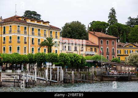 L'Hôtel Excelsior Splendide, Intesa San Paolo, le restaurant Carillon et d'autres bâtiments sur le lac de Côme à Bellagio, Lombardie, Italie. Banque D'Images