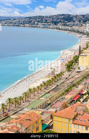 Front de mer de Nice bordé de palmiers et Promenade des Anglais, Nice, Provence-Alpes-Côte d'Azur, Alpes-Maritimes, France Banque D'Images