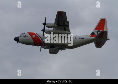 Un Lockheed Martin HC130J Super Hercules de la Garde côtière des États-Unis volant dans un ciel couvert près de la base aérienne Naf Atsugi, Kanagawa, Japon. Banque D'Images