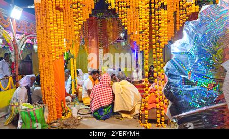 Bhadrak, Odisha, Inde, 17 janvier 2024 : Vishwa Shanti Maha Yagya près du temple du village local. Yajna dans l'hindouisme est un rituel fait devant un feu sacré. Banque D'Images