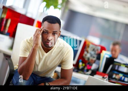 Portrait, mal de tête et homme noir au bureau, affaires et malade avec épuisement professionnel, surmenage et risque pour la santé. Personne africaine, agence créative et employée Banque D'Images