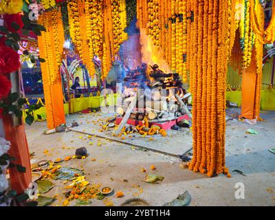 Bhadrak, Odisha, Inde, 17 janvier 2024 : Vishwa Shanti Maha Yagya près du temple du village local. Yajna dans l'hindouisme est un rituel fait devant un feu sacré. Banque D'Images