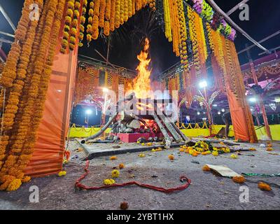 Bhadrak, Odisha, Inde, 17 janvier 2024 : Vishwa Shanti Maha Yagya près du temple du village local. Yajna dans l'hindouisme est un rituel fait devant un feu sacré. Banque D'Images
