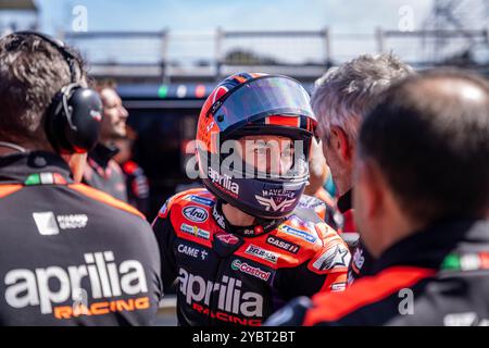 Phillip Island, Victoria, Australie. 20 octobre 2024. Le pilote MotoGP Aprilia Racing, MAVERICK VINALES (12 ans), débrique avec son équipe après avoir terminé la course MotoGP dimanche au Qatar Airways Australian Motorcycle Grand Prix 2024. (Crédit image : © James Forrester/ZUMA Press Wire) USAGE ÉDITORIAL SEULEMENT! Non destiné à UN USAGE commercial ! Banque D'Images