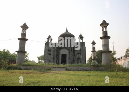 Une vue du Mini Taj Mahal, officiellement connu sous le nom de Maqbara Yadgare Mohabbat Tajammuli Begum à Bulandshahr dans l'Uttar Pradesh, Inde le samedi 19 octobre 2024. Mini Taj Mahal ou Qadri s Taj Mahal, officiellement connu sous le nom de Maqbara Yadgare Mohabbat Tajammuli Begum est une réplique du Taj Mahal historique d'Agra situé à Kaser Kalan, un petit village de Bulandshahr dans l'Uttar Pradesh, en Inde. Il a été construit par un maître de poste à la retraite de 81 ans, Faizul Hasan Qadri, à la mémoire de sa défunte épouse Tajamulli Begum, décédée des suites d'un cancer de la gorge en 2011. Bulandshahr India Copyright : xAnshumanxAkashx Banque D'Images