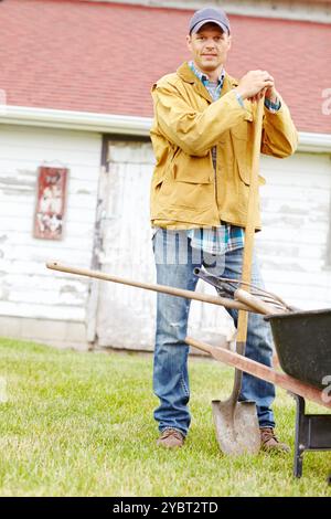 Extérieur, agriculteur et homme en portrait avec brouette, jardinage et agriculture en toute confiance à la ferme. Campagne, personne masculine et propriétaire avec Banque D'Images