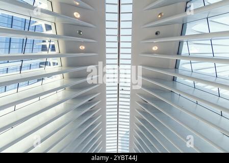 New York, USA, 24 juin 2018 : vue intérieure du World Trade Center Transportation Hub ou Oculus conçu par l'architecte Santiago Calatrava. Angle bas Banque D'Images