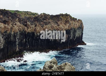 Falaises sur la côte nord de l'île de Terceira, Açores, Portugal. Jour nuageux d'été Banque D'Images