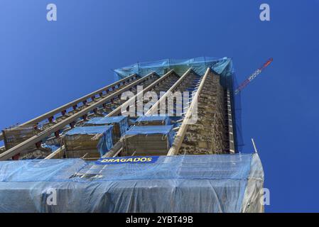 Madrid, Espagne, 14 février 2021 : vue en bas angle des tours Colon en rénovation. Concept de bâtiment presque zéro énergie, Europe Banque D'Images