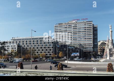 Madrid, Espagne, 12 décembre 2021 : vue panoramique de la place Colon ou de la place Columbus. Monument de Christophe Colomb, Europe Banque D'Images