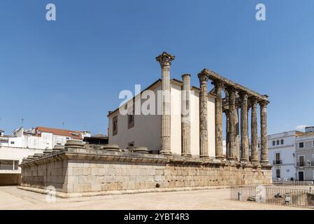 Temple romain de Diana à Merida, Espagne. Colonnes avec capital dans le style Corinthien Banque D'Images