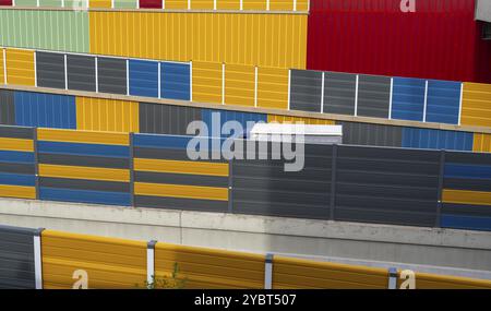 Barrières antibruit colorées sur l'autoroute A52, à la jonction Essen-Ruettenscheid, les barrières antibruit ont été reconstruites dans un design coloré dans le cadre de th Banque D'Images