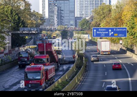 Nouvelle surface asphaltée murmure pour l'autoroute A40, dans la ville d'Essen, direction Dortmund, 95, 000 mètres carrés d'asphalte poreux seront posés Banque D'Images