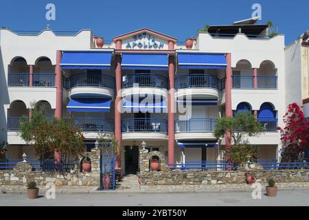 Hôtel de taille moyenne avec auvents bleus, architecture méditerranéenne, temps ensoleillé, Sarti, Sithonia, Chalcidique, Macédoine centrale, Grèce, Europe Banque D'Images