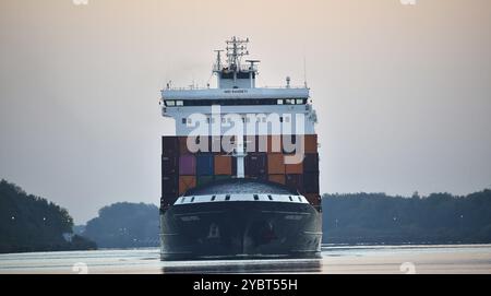 Porte-conteneurs Nordic Porto naviguant au lever du soleil dans le canal de Kiel, canal de Kiel, Schleswig-Holstein, Allemagne, Europe Banque D'Images