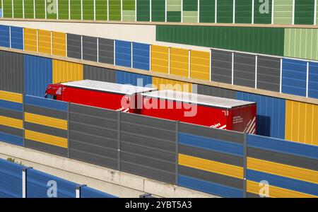 Barrières antibruit colorées sur l'autoroute A52, à la jonction Essen-Ruettenscheid, les barrières antibruit ont été reconstruites dans un design coloré dans le cadre de th Banque D'Images