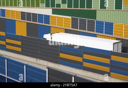 Barrières antibruit colorées sur l'autoroute A52, à la jonction Essen-Ruettenscheid, les barrières antibruit ont été reconstruites dans un design coloré dans le cadre de th Banque D'Images