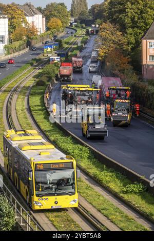 Nouvelle surface asphaltée murmure pour l'autoroute A40, dans la ville d'Essen, direction Dortmund, 95, 000 mètres carrés d'asphalte poreux seront posés Banque D'Images