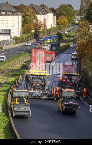 Nouvelle surface asphaltée murmure pour l'autoroute A40, dans la ville d'Essen, direction Dortmund, 95, 000 mètres carrés d'asphalte poreux seront posés Banque D'Images