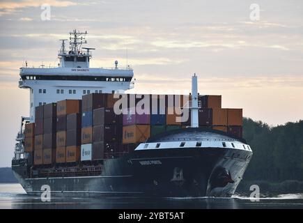 Porte-conteneurs Nordic Porto naviguant au lever du soleil dans le canal de Kiel, canal de Kiel, Schleswig-Holstein, Allemagne, Europe Banque D'Images