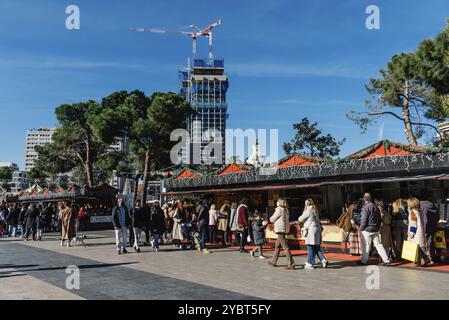 Madrid, Espagne, 12 décembre 2021 : les gens au marché des arts et de l'artisanat sur la Plaza de Colon dans le centre de Madrid. Les gens qui font leurs courses dans les étals, Europe Banque D'Images