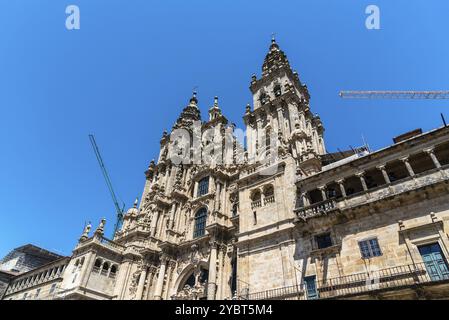 Vue à angle bas de la façade principale de la cathédrale de Saint-Jacques-de-Compostelle pendant les travaux de rénovation Banque D'Images