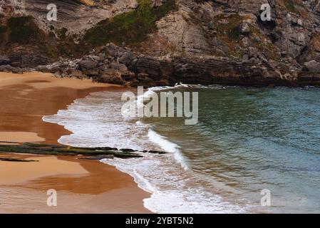 Plage d'Antuerta à Ajo, Trasmiera, Cantabrie, Espagne. C'est une plage entourée de falaises et très populaire pour les surfeurs Banque D'Images