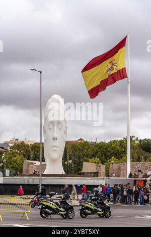 Madrid, Espagne, 23 octobre 2022 : place de Colon dans le centre de Madrid un jour nuageux de l'automne. Grand drapeau espagnol et sculpture de Julia, Europe Banque D'Images