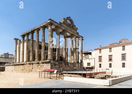 Mérida, Espagne, 10 juillet 2022 : site archéologique du Temple romain de Diane. C'est un temple de culte impérial, de forme rectangulaire, qui se tient sur un haut po Banque D'Images