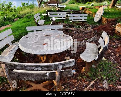 Vieille table avec des bancs dans un parc Banque D'Images