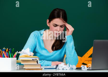 Le nouveau professeur vérifie les devoirs. Étudiante attirante ou nouvelle enseignante. Apprentissage de la langue et concept d'éducation. Jeune enseignante. Le Banque D'Images