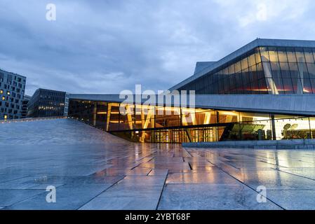 Oslo, Norvège, 10 août 2019 : vue extérieure de l'Opéra d'Oslo. Nouveau bâtiment moderne conçu par les architectes Snohetta. Vue de nuit, Europe Banque D'Images