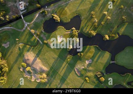 Documentation photographique aérienne d'un parcours de golf pris au coucher du soleil Banque D'Images