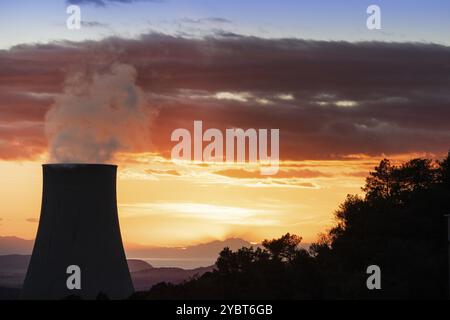 Coucher de soleil à la centrale électrique pour l'exploitation de soufflantes boracifères pour la production d'électricité en Toscane, Italie, Europe Banque D'Images