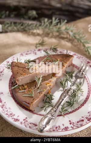 Présentation d'un gâteau de farine de châtaignier avec des branches de romarin Banque D'Images