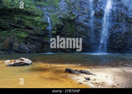 Cascades coulant des rochers dans un petit lac à Minas Gerais, Brésil, Amérique du Sud Banque D'Images